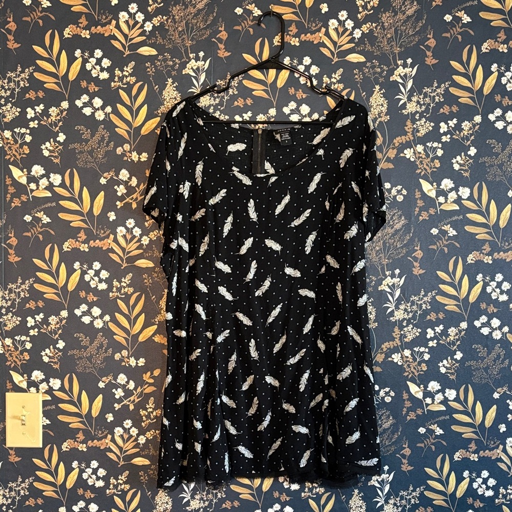 torrid Black Feather-Print Short Sleeve Blouse Top Size 3